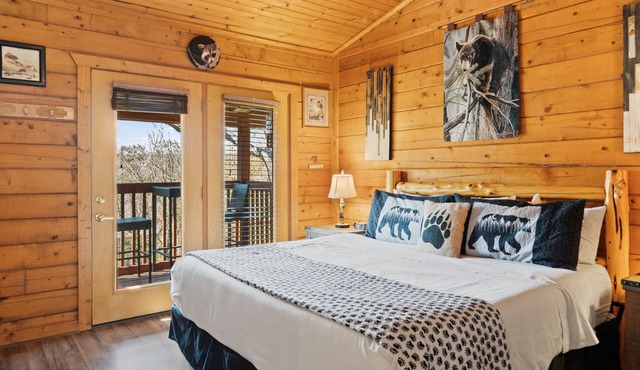 Romantic Studio Cabin near Shows and Attractions