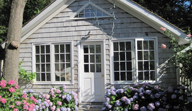 Romantic Studio Cottage, Walk to Town