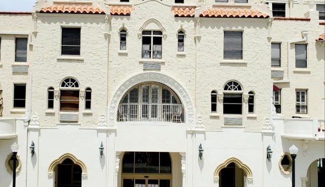 Romantic Studio in the Heart of Palm Beach