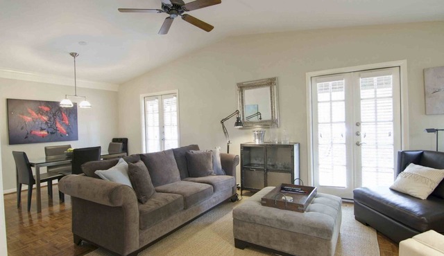 Romantic townhouse with private entrance, private patio, WiFi, and full kitchen