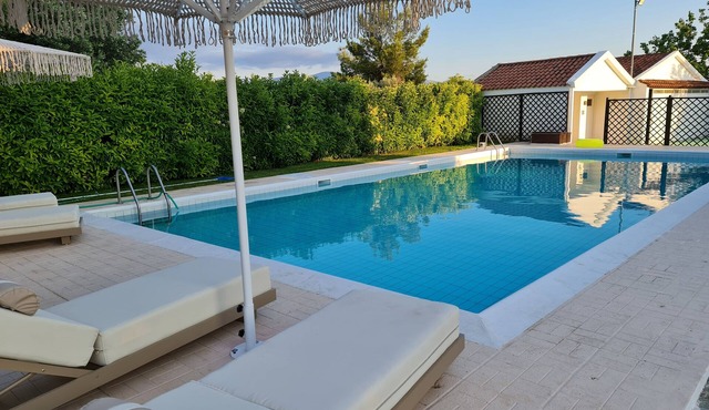 Romantic traditional Villa with huge garden, swimming pool, basketball court etc