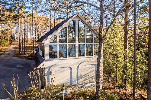 Romantic Treehouse Loft with Shared Lake Hamilton Access