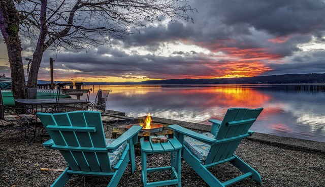 Romantic, Updated 1940's Cabin/Pet Friendly | Waterfront | Fire Pit | Kayaks