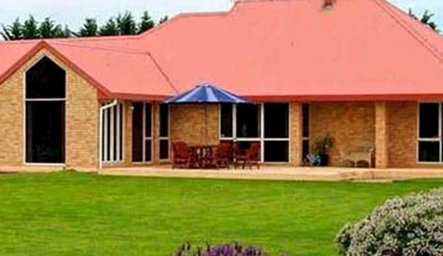 Romantic Vacation Getaway Surrounded by Gardens in Canterbury, South Island
