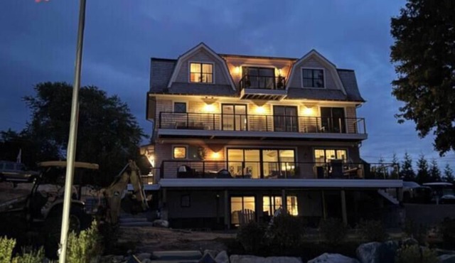 Romantic Waterfront Home "Sea Thistle" walk to Block Island ferry