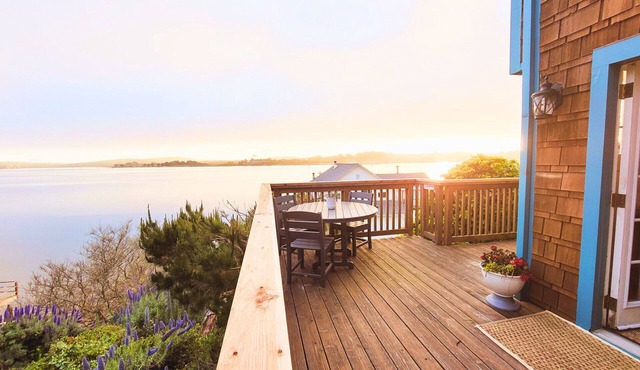 Romantic Waterfront/Fire Pit/Hot Tub/Mins. to Beaches & Restaurants/Pet Friendly