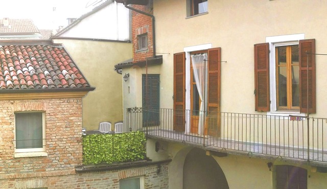 romantique self contained apartment in Asti's medieval town center for couples