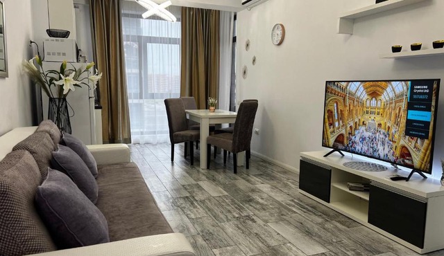 Romeo's Beachfront Apartment by LOFT, Hotel OPERA and White Tower