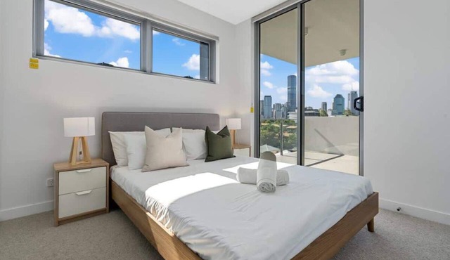 RooCrest | New 2BR Apt w/Free Parking & Netflix