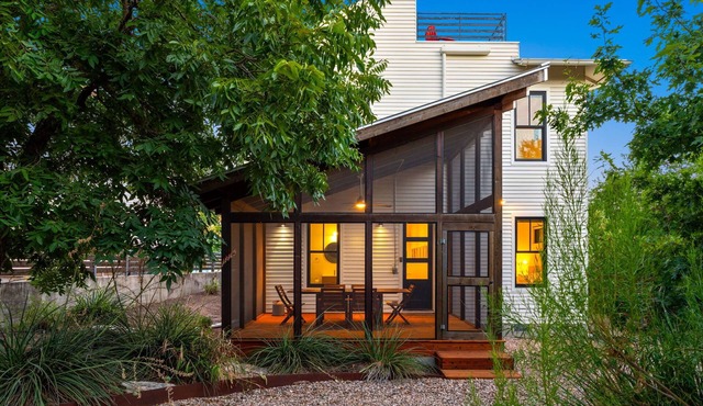 Rooftop Deck | 5 mins to downtown | Sleeps 6