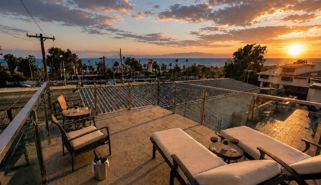 Rooftop Ocean views, great outdoor space, A/C, prime location, gated, firepit