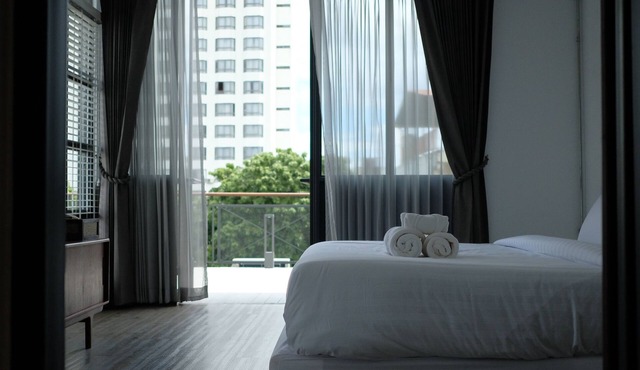 Rooftop Room with Bathtub and Fireplace