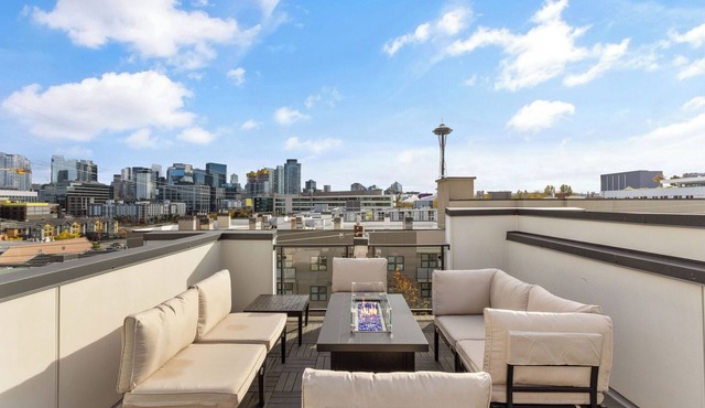 Rooftop Space Needle Views - Seattle Townhome