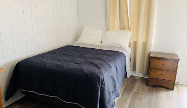 Room 10 - Standard Queen - Sleeps 2 - Harper Motel