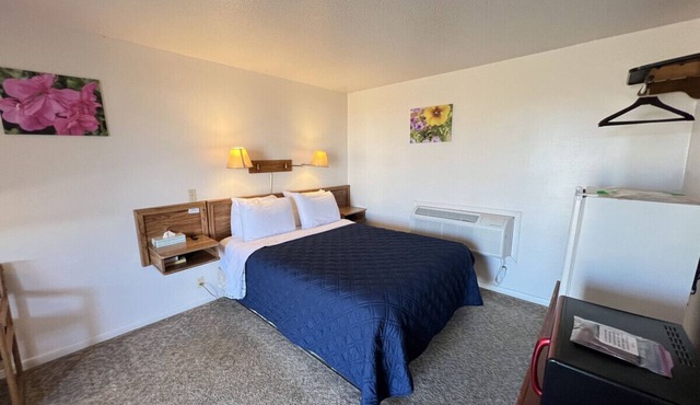 Room 110 - Standard Queen - Sleeps 2 - West Lake Grandvue Inn