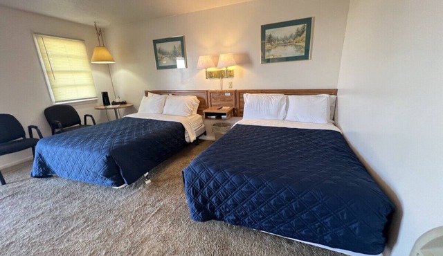 Room 114 - Double Full - Sleeps 4 - West Lake Grandvue Inn