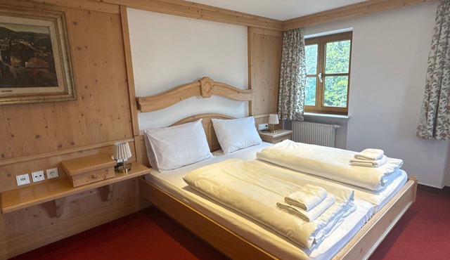 Room 13 Spacious Double Room with Wi-Fi