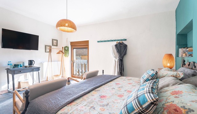 Room '1B' with Shared Pool, Private Garden and Wi-Fi