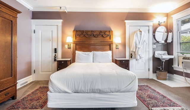 Room 203 - Unique Accommodations in Seattle's Capitol Hill