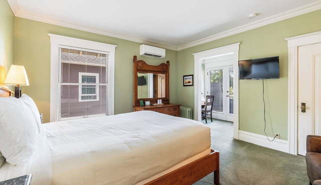 Room 205 - Unique Accommodations in Seattle's Capitol Hill