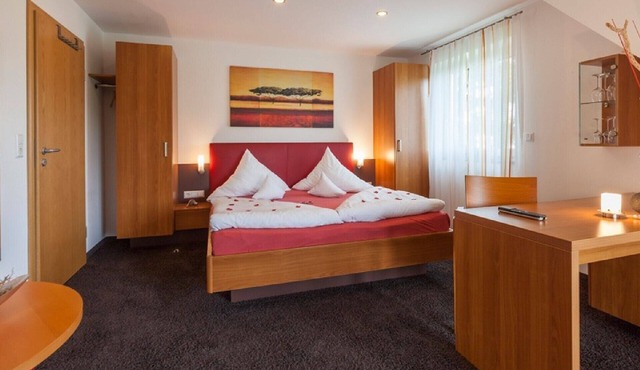 Room '205' with Shared Garden, Balcony and Wi-Fi