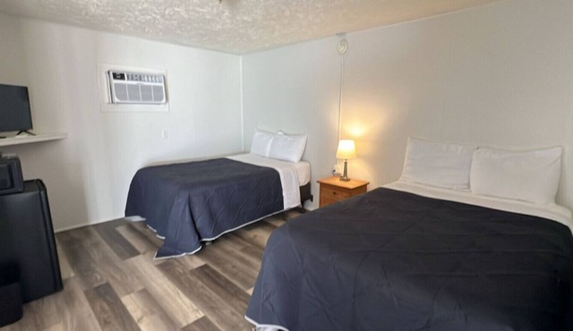 Room 24 - Standard Queen - Sleeps 4 - Harper Motel