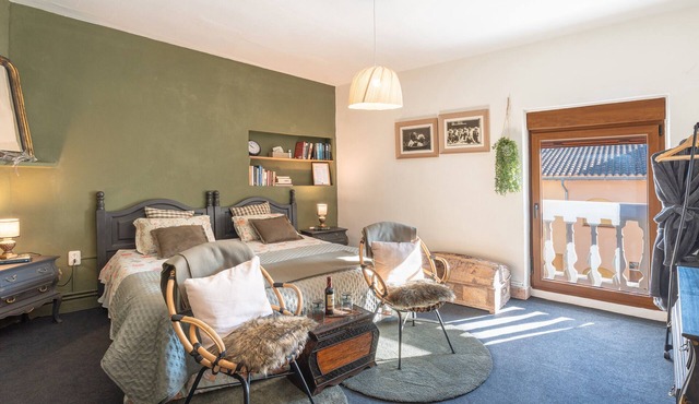 Room '2B' with Shared Pool, Private Garden and Wi-Fi