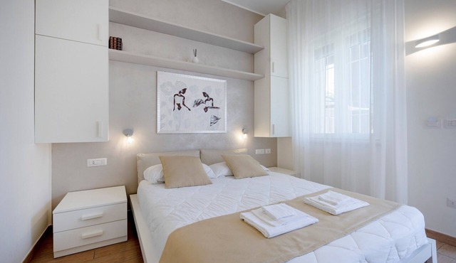 Room 4 with Shared Garden