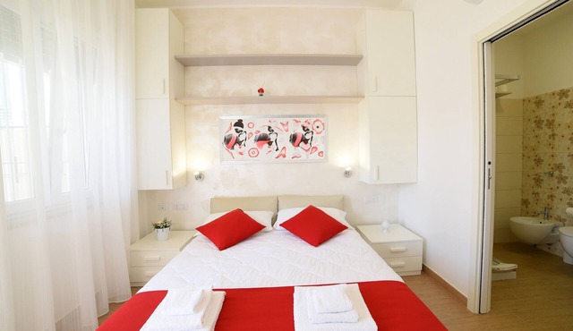 Room 5 with Shared Garden