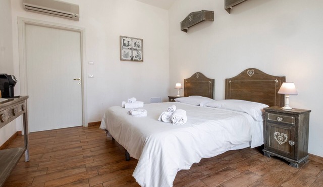 Room 'Alloro' with Shared Pool, Wi-Fi and Air Conditioning