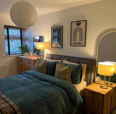 Room at Wallington Green for professionals, free parking, near station, 30 min to London Bridge, 27 min to LDN Victoria