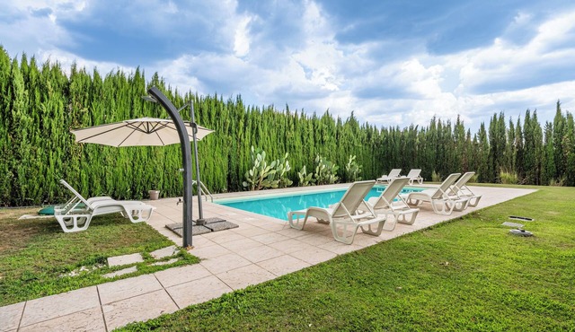 Room 'Azalea' with Shared Pool, Wi-Fi and Air Conditioning