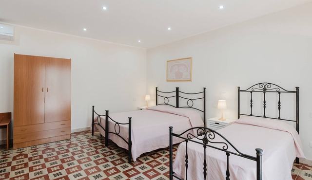 Room 'Azzarola' with Shared Garden, Wi-Fi and Air Conditioning