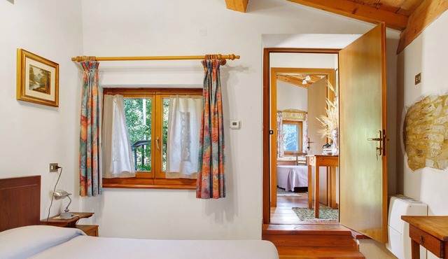 Room 'Camera 2' with Mountain View, Shared Garden and Wi-Fi