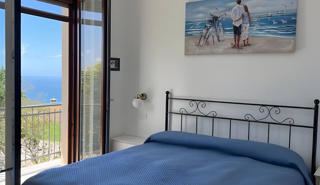 Room 'Camera Blu Vista Mare E Monti' with Sea View, Wi-Fi and Air Conditioning