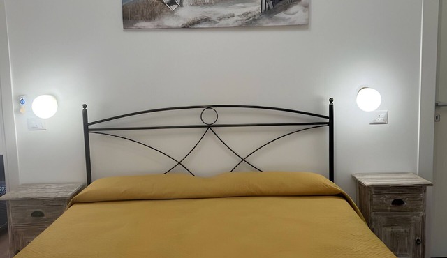 Room 'Camera Gialla Vista Mare E Monti' with Sea View, Wi-Fi and Air Conditioning