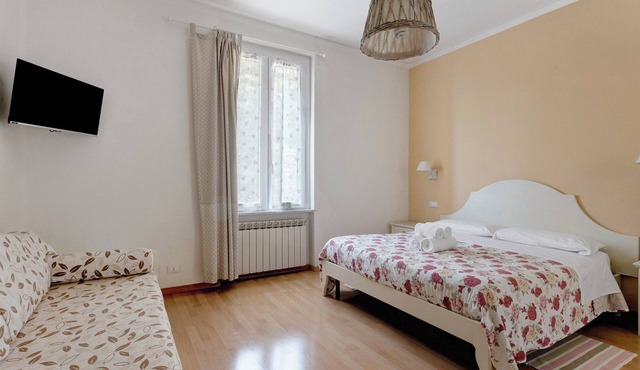 Room 'Camera Gialla' with Balcony, Wi-Fi and Air Conditioning