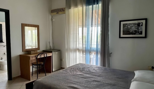 Room 'Iris 4' with Private Terrace, Wi-Fi and Air Conditioning