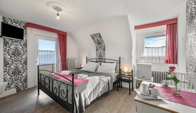 Room 'No. 2 with Private Balcony', Shared Garden and Wi-Fi