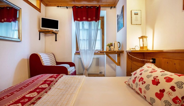 Room 'Pedi' with Shared Garden