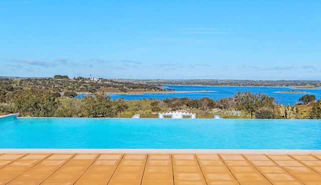Room 'Perdiz' with Shared Pool, Wi-Fi and Air Conditioning