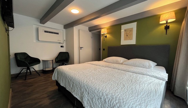 Room/private bathroom in centre