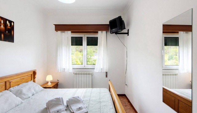 Room 'Quarto 5 - Jorge Galinheiro' with Mountain View, Shared Garden and Wi-Fi