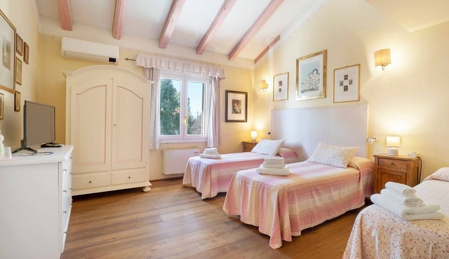 Room 'Rosa' with Shared Garden, Wi-Fi and Air Conditioning
