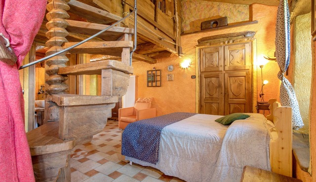 Room 'Stambecco' – Mountain Atmosphere on Two Levels with Panoramic Balcony