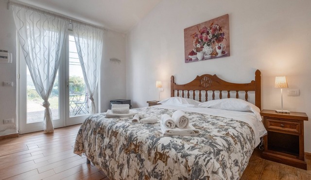 Room 'Timo' with Shared Pool, Wi-Fi and Air Conditioning