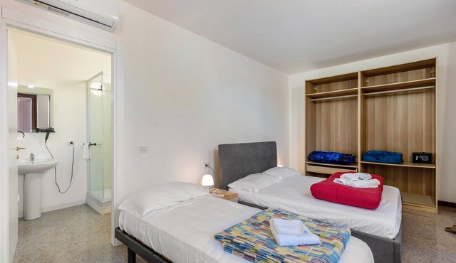 Room 'Tripla Con Balcone' with Shared Terrace, Wi-Fi and Air Conditioning
