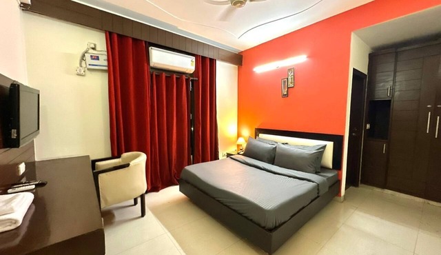 Room with attach washroom near golf course road