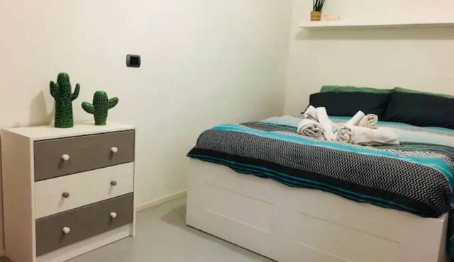 Room with private bathroom City of Parma - shared apartment