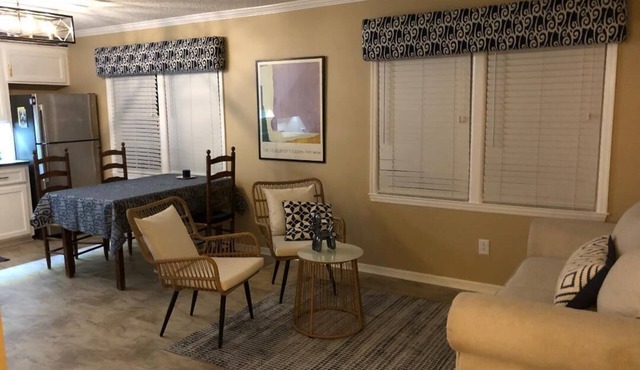 ROOMY APARTMENT IN QUIET NEIGHBORHOOD CLOSE TO EVERYTHING!